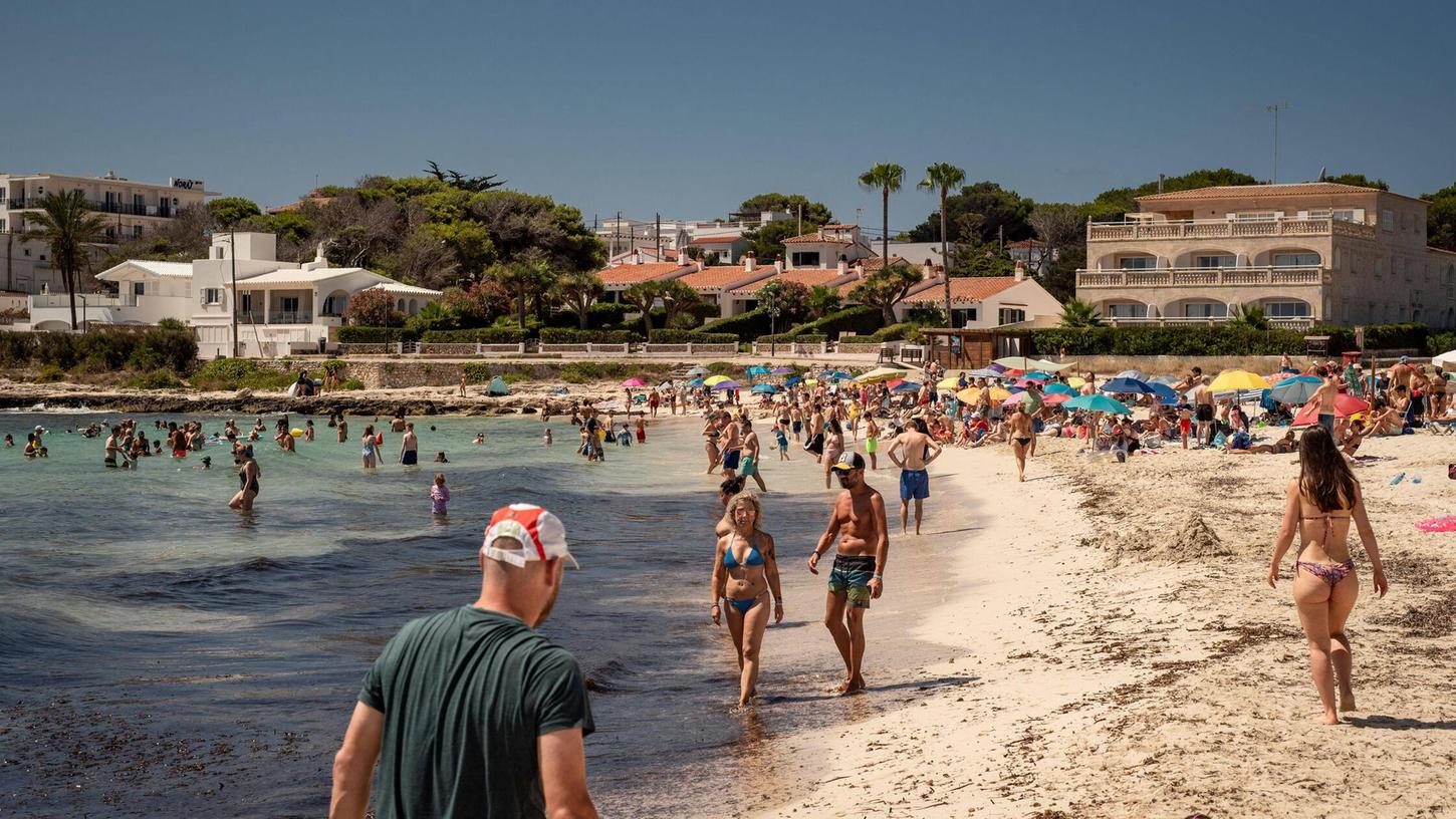 Die Strandmeile in Punta Prima/Sant Lluis in Süd-Menorca (Archivbild).