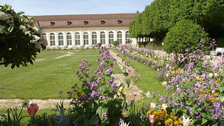 Der wunderschön bepflanzte Hofgarten in Ansbach, nebst Orangerie mit Café, lädt zum Flanieren ein.