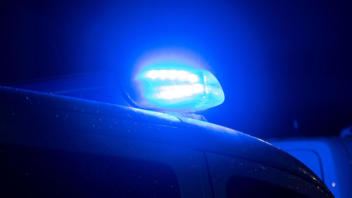 Ein 23-Jähriger, der stark betrunken war und aggressiv wurde, hat in Erlangen in der Nacht zum Donnerstag die Polizei auf den Plan gerufen. (Symbolfoto)