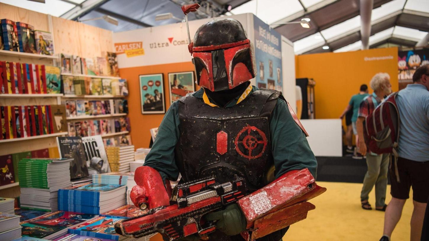 Eine als der Star Wars Charakter "Boba Fett" verkleidete Person geht durch den Comic-Salon: Das internationale Festival ist nicht nur etwas für Comic-Fans, sondern auch für Cosplayer.