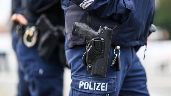 Versuchter Mord in Tram in Bayern: 46-Jähriger mit Messer schwer verletzt - Täter in U-Haft