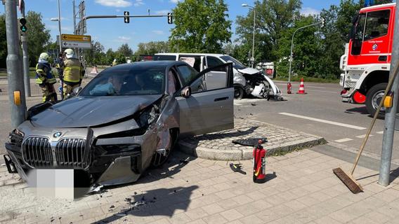 Verkehrsunfall am Vatertag in Rednitzhembach: Auto prallt an Kreuzung gegen Ampel