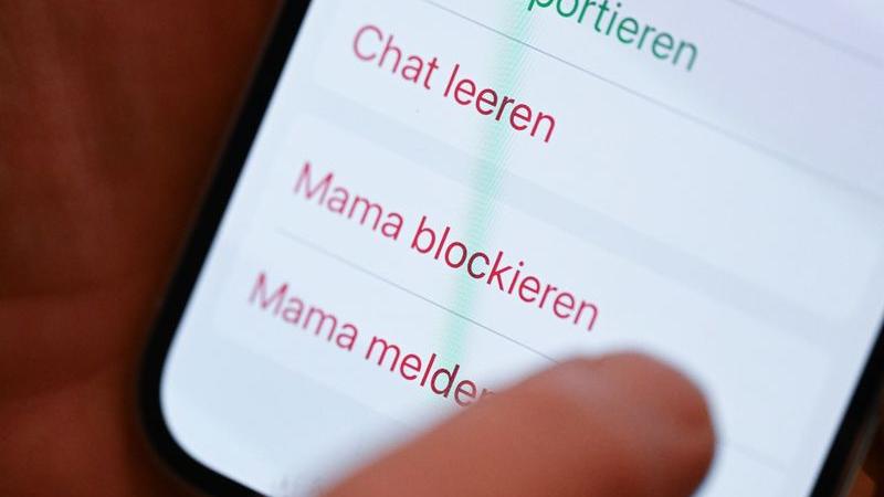 Auf einem Smartphone wird in der App eines Messengers das Feld "Mama blockieren" in den Kontakten angezeigt. (Symbolbild)