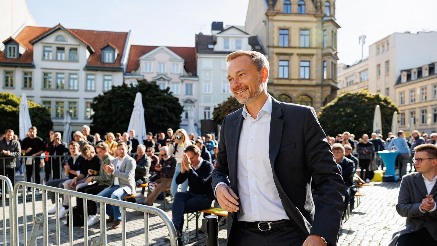 Christian Lindner bei einem Termin in Braunschweig während des Wahlkampfes im Jahr 2022. Sein eigenes Verhalten will er angesichts der jüngsten Angriffe auf Politiker nicht ändern (Archivbild).