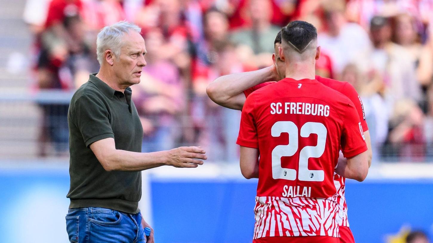 Christian Streich (l) bestritt gegen Heidenheim sein letztes Heimspiel als Trainer vom SC Freiburg.