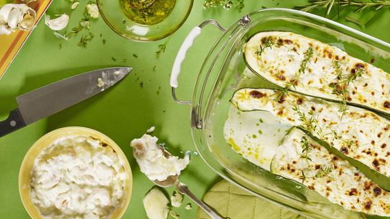 Vegetarisch, einfach und schnell zubereitet: So gelingen Zucchini-Schiffchen im Ofen