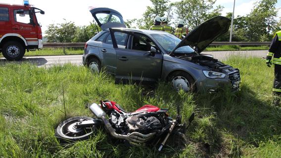 19-jähriger Motorradfahrer nach Kollision mit Pkw schwer verletzt - 22-Jährige ebenfalls verletzt