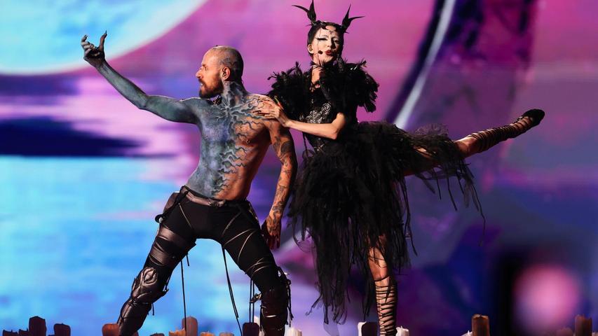 Bambie Thug (r) aus Irland mit dem Titel "Doomsday Blue" auf der Bühne beim Finale des Eurovision Song Contest 2024.
