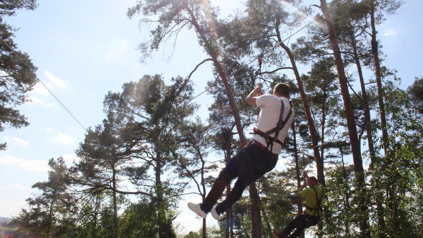 Gemeinsam übers Wasser fliegen: Neue Zipline im Abenteuerwald am Igelsbachsee eröffnet