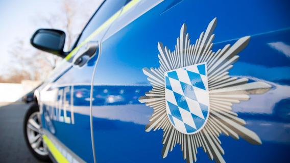 Wahlplakate in Zirndorf wurden in Brand gesetzt, Polizei sucht Zeugen