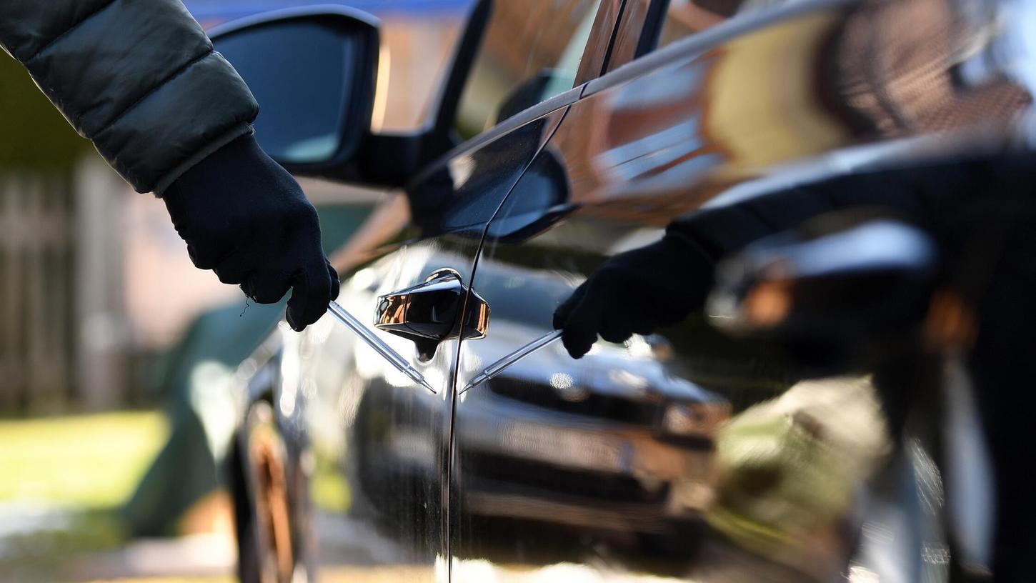In der Nürnberger Nordstadt hat ein Mann mit einer Schere Autos zerkratzt (Symbolbild). Die Polizei sucht Zeugen. In der Nürnberger Nordstadt hat ein Mann mit einer Schere Autos zerkratzt (Symbolbild). Die Polizei sucht Zeugen.