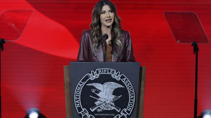 Die Gouverneurin von South Dakota, Kristi Noem, spricht während des Leadership Forums auf der Jahrestagung der National Rifle Association im George R. Brown Convention Center in Houston, Texas. (Archivbild) Die Gouverneurin von South Dakota, Kristi Noem, spricht während des Leadership Forums auf der Jahrestagung der National Rifle Association im George R. Brown Convention Center in Houston, Texas. (Archivbild)