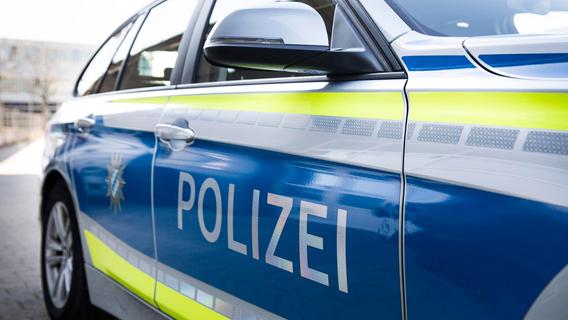 Trucker war zu blau zum Fahren: In Parsberg zwei Autos abgeräumt, dann gegen Baum und Stein gekracht