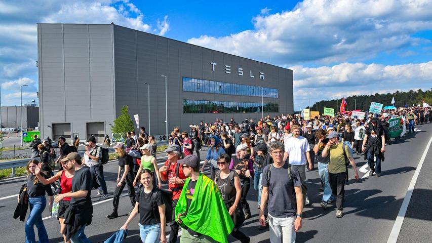 Protestzug gegen Tesla in Grünheide.