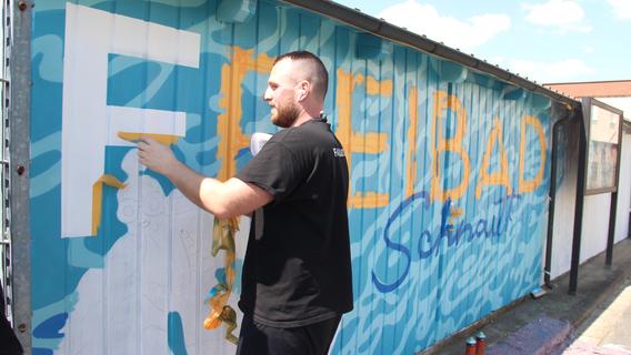 Sprayer schafft Blickfang: Graffiti begrüßt die Schnaittacher am Freibad-Eingang