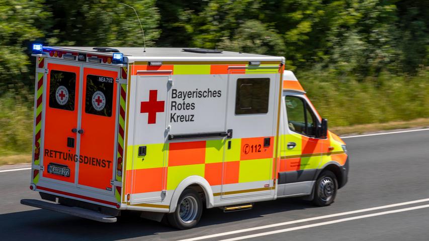 Frontal-Zusammenstoß in Franken: Zwei Personen schwer verletzt - Rettungsarbeiten laufen