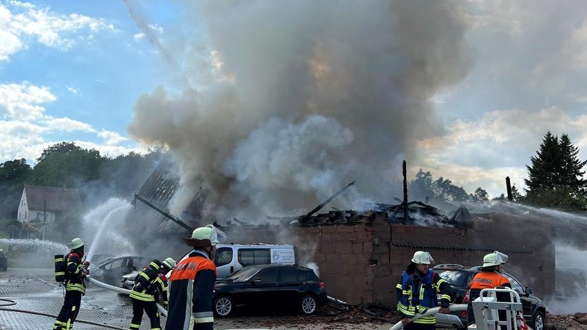 Die Scheune war nicht mehr zu retten. Das Übergreifen der Flammen auf andere Gebäude konnte aber verhindert werden.