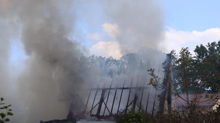 Ausgebrannte Autos, herabfallende Dachziegel: Großeinsatz nach Scheunenbrand in Mittelfranken