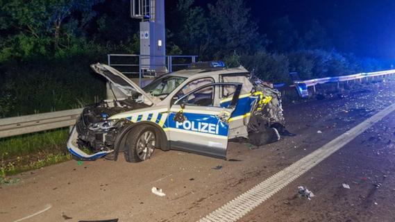 Tragödie nach Unfall mit Polizeiauto auf A9: Laster fährt in Unfallstelle - Ersthelfer stirbt