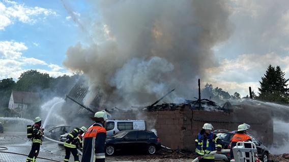 Vier Feuerwehrleute bei Brand in Kleinabenberg verletzt: Täter weiterhin unbekannt