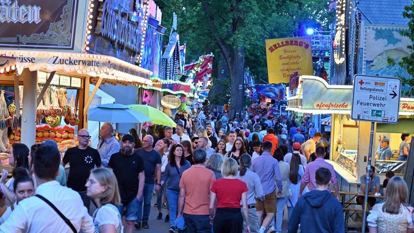 So geht es auf der Bergkirchweih in Erlangen zu. So geht es auf der Bergkirchweih in Erlangen zu.