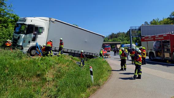 44-jähriger Fahrer hatte wohl Krampfanfall: Lastwagen fährt sich an der A9 bei Brunn fest