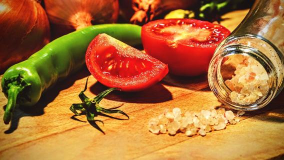 Proteinbombe für den Grillabend: Gesundes Rezept für Bohnen-Feta-Salat mit Tomaten