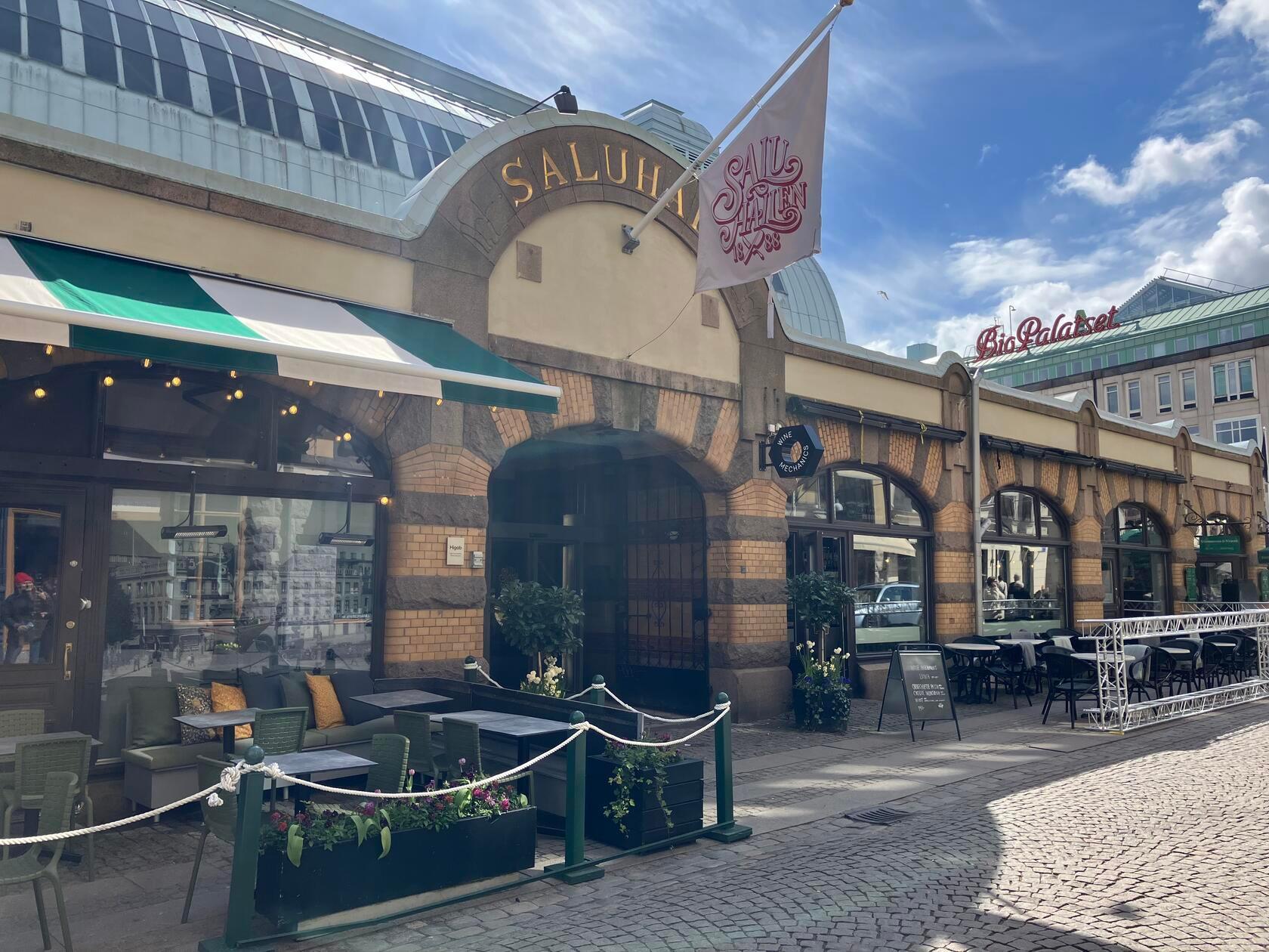 Wie etwa in der Saluhallen, der Markthalle der Stadt: Dort finden Hungrige nicht nur Obst, Gewürze, Käse und viele weitere Köstlichkeiten aus aller Welt in den rund 40 Geschäften, sondern auch Weinbars und Restaurants.