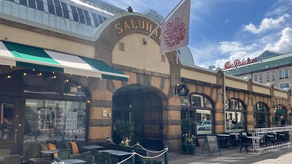 Wie etwa in der Saluhallen, der Markthalle der Stadt: Dort finden Hungrige nicht nur Obst, Gewürze, Käse und viele weitere Köstlichkeiten aus aller Welt in den rund 40 Geschäften, sondern auch Weinbars und Restaurants.