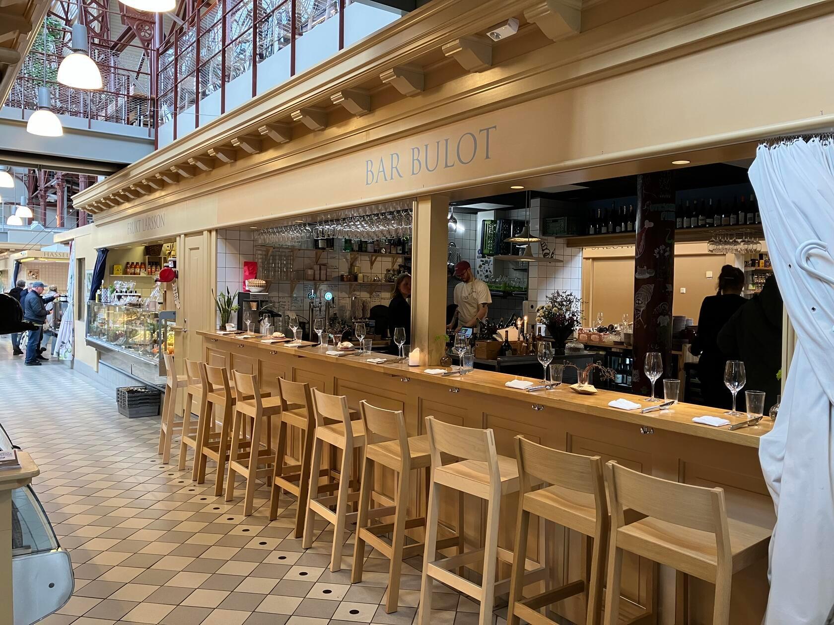 Als Mittagsessens-Spot bietet sich das nur wenige Meter entfernte Fischrestaurant "Hedlunds Havsbar" an. Dort gibt es je nach Menü mehrere Gänge mit Fisch, Meeresfrüchten und anderen Leckereien. Ein Tipp: Göteborg hat tolle Parks, die sich wunderbar für einen Verdauungsspaziergang anbieten.