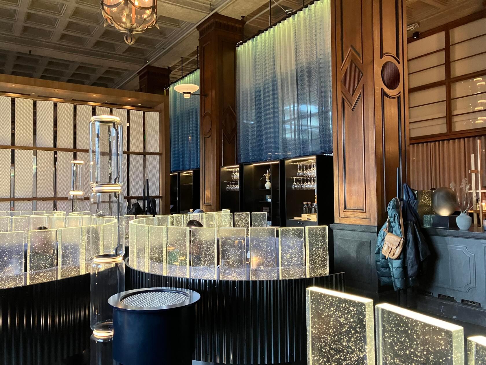 Das Restaurant VRÅ, das sich in einem Hotel befindet, bietet sich als Spot für ein Abendessen an. Serviert wird dort japanisch-schwedische Küche. Dort isst es sich nicht nur in toller Atmosphäre, das ganze Menü wird auch besonders nachhaltig konzipiert: So stammt das Gemüse vornehmlich von Plantagen auf dem Dach des Gebäudes oder Bio-Bauernhöfen aus der Gegend. Alle servierten Meeresfrüchte stammen zudem aus Wildbeständen.