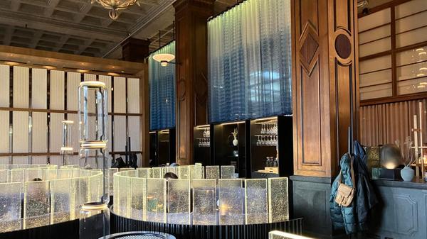 Das Restaurant VRÅ, das sich in einem Hotel befindet, bietet sich als Spot für ein Abendessen an. Serviert wird dort japanisch-schwedische Küche. Dort isst es sich nicht nur in toller Atmosphäre, das ganze Menü wird auch besonders nachhaltig konzipiert: So stammt das Gemüse vornehmlich von Plantagen auf dem Dach des Gebäudes oder Bio-Bauernhöfen aus der Gegend. Alle servierten Meeresfrüchte stammen zudem aus Wildbeständen.