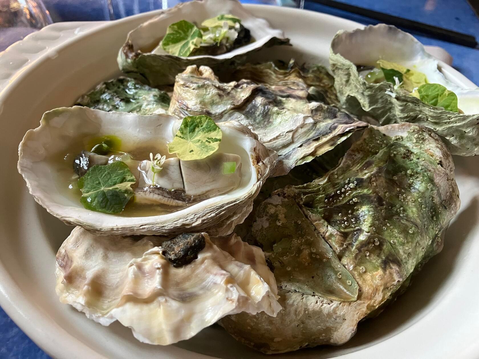 Geführt wird das Restaurant, dass sich in der Halle eines ehemaligen Postamtes befindet, von Sofia Olsson. Die Schwedin erhielt für ihre Kochkünste mehrere Auszeichnungen.