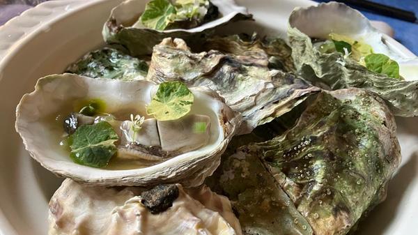 Geführt wird das Restaurant, dass sich in der Halle eines ehemaligen Postamtes befindet, von Sofia Olsson. Die Schwedin erhielt für ihre Kochkünste mehrere Auszeichnungen.