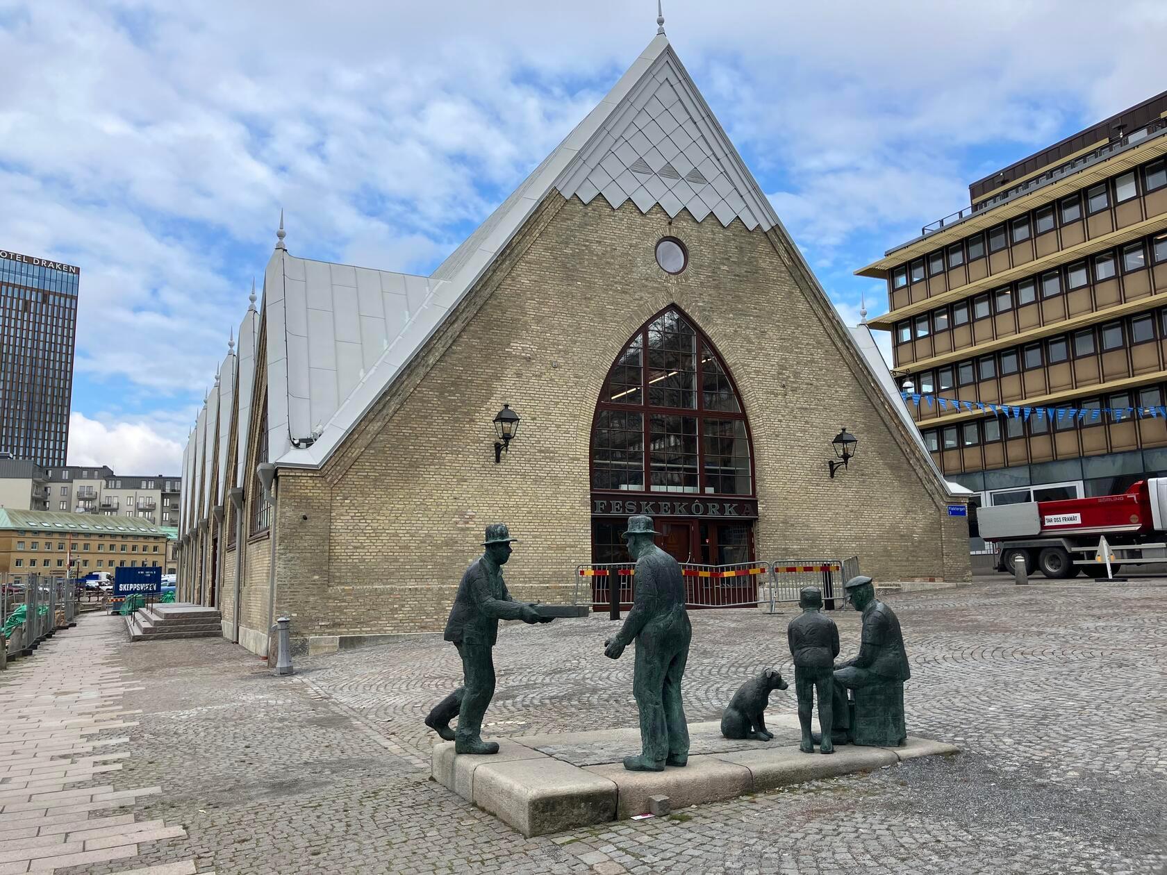 Bevor es weiter an der Westküste des Landes geht, lohnt sich in Göteborg außerdem ein Abstecher in die neu renovierte Fischhalle der Stadt. Vier Jahre lang wurde die Halle mit dem Namen Feskekôrka rundum erneuert, seit Mai diesen Jahres ist sie wieder geöffnet.. Dort können Liebhaber frische Ware kaufen, oder sich in den Restaurants dort direkt bekochen lassen.