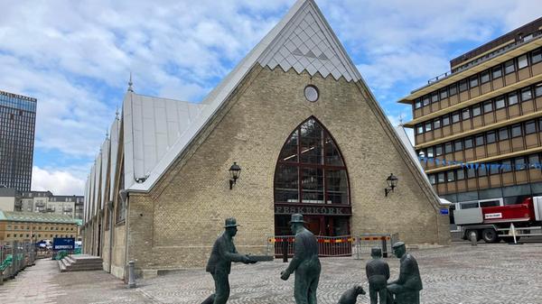 Bevor es weiter an der Westküste des Landes geht, lohnt sich in Göteborg außerdem ein Abstecher in die neu renovierte Fischhalle der Stadt. Vier Jahre lang wurde die Halle mit dem Namen Feskekôrka rundum erneuert, seit Mai diesen Jahres ist sie wieder geöffnet.. Dort können Liebhaber frische Ware kaufen, oder sich in den Restaurants dort direkt bekochen lassen.