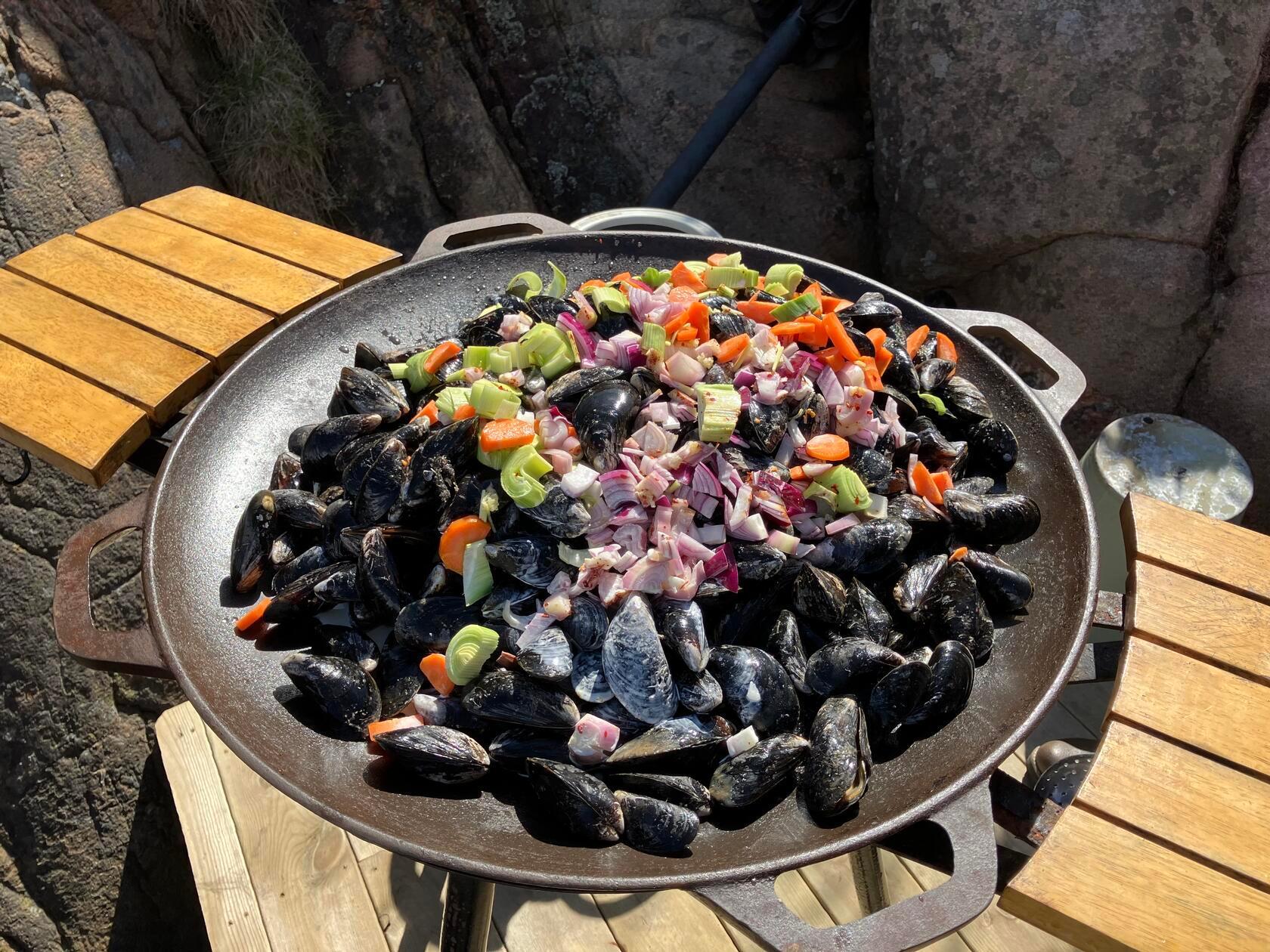 Als zweiten Gang gibt es auf der Tour zudem eine riesige Pfanne Muscheln, mit eigenem Hausrezept: Übergossen werden die Muscheln nicht wie sonst oft üblich mit Wein, sondern mit einem Bier.