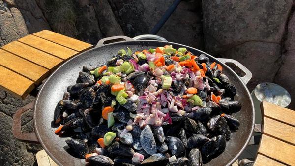 Als zweiten Gang gibt es auf der Tour zudem eine riesige Pfanne Muscheln, mit eigenem Hausrezept: Übergossen werden die Muscheln nicht wie sonst oft üblich mit Wein, sondern mit einem Bier.