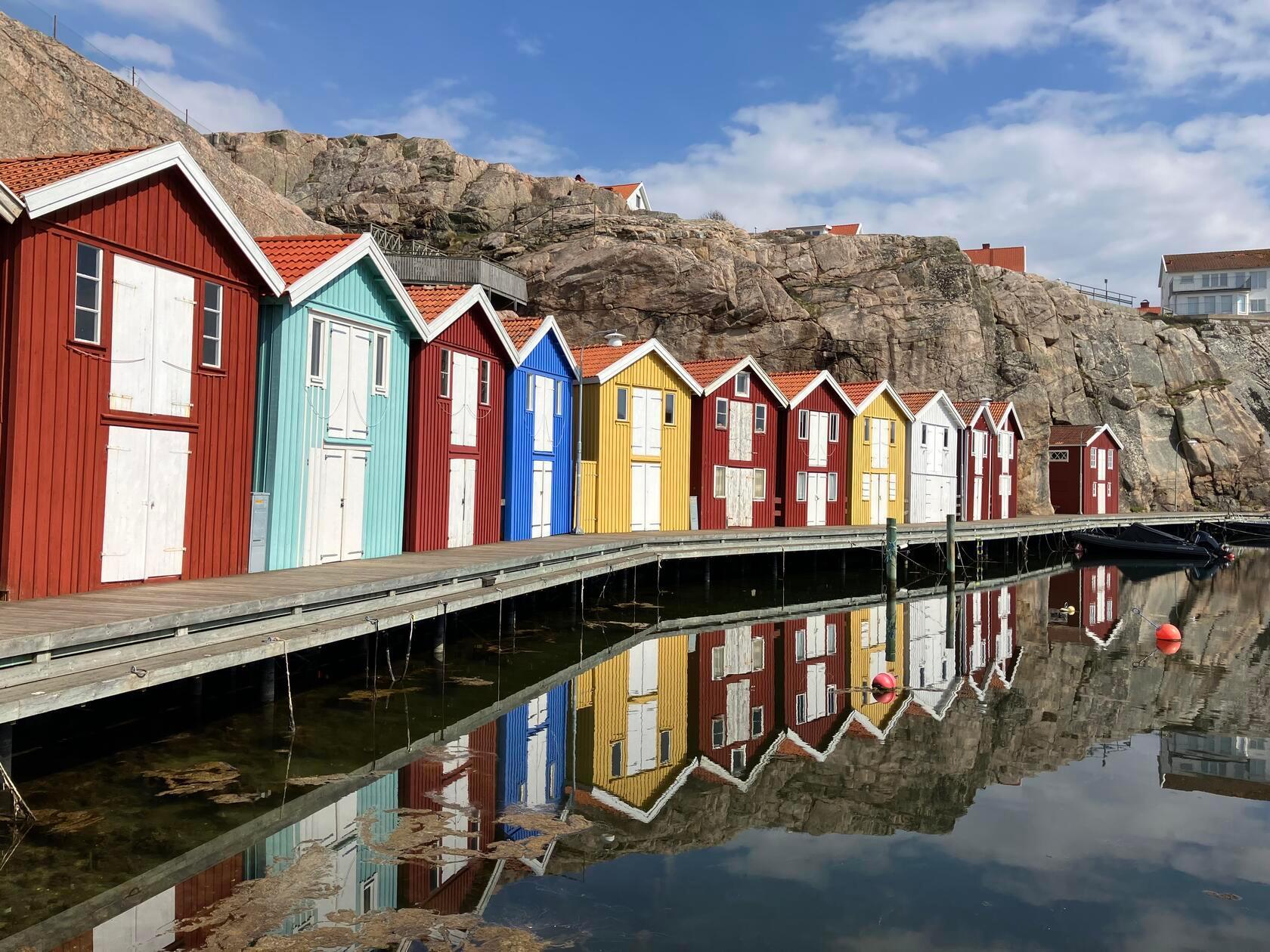 Grebbestad, eine weitere Stadt im Westen Schwedens, ist unter Touristen wohl bekannt. Dort stehen auch diese ehemaligen Fischerhäuser, die auf einer Vielzahl an Postkarten aus Schweden als Motiv zu finden sind.