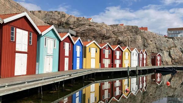 Grebbestad, eine weitere Stadt im Westen Schwedens, ist unter Touristen wohl bekannt. Dort stehen auch diese ehemaligen Fischerhäuser, die auf einer Vielzahl an Postkarten aus Schweden als Motiv zu finden sind.