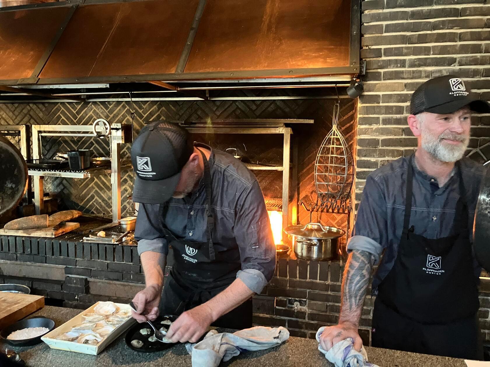 Ein weiteres Highlight für den Gaumen befindet sich weiter nördlich von Grebbestad und ist nur mit der Fähre zu erreichen: die Insel Sydkoster. Ansonsten relativ friedlich, kann es in der Hauptsaison auf der kleinen Insel voller werden: Vor allem die Wanderwege mit teils wunderbarem Blick über das Meer bis hin nach Norwegen ziehen viele Touristen an. Wer auf der Insel übernachten will, muss etwas tiefer in die Tasche greifen. Dafür kommt man selbst dort kulinarisch auf seine Kosten, etwa im Kläpphagen Koster.