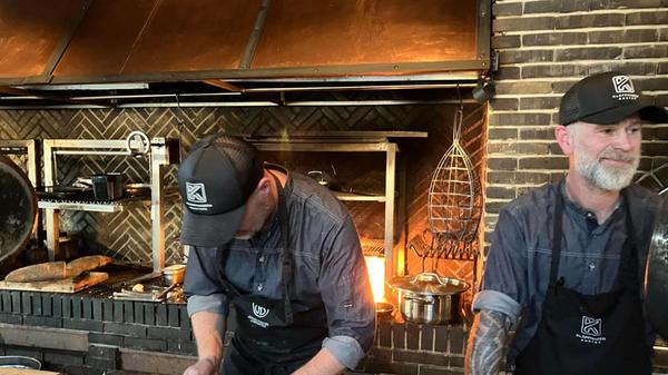 Ein weiteres Highlight für den Gaumen befindet sich weiter nördlich von Grebbestad und ist nur mit der Fähre zu erreichen: die Insel Sydkoster. Ansonsten relativ friedlich, kann es in der Hauptsaison auf der kleinen Insel voller werden: Vor allem die Wanderwege mit teils wunderbarem Blick über das Meer bis hin nach Norwegen ziehen viele Touristen an. Wer auf der Insel übernachten will, muss etwas tiefer in die Tasche greifen. Dafür kommt man selbst dort kulinarisch auf seine Kosten, etwa im Kläpphagen Koster.