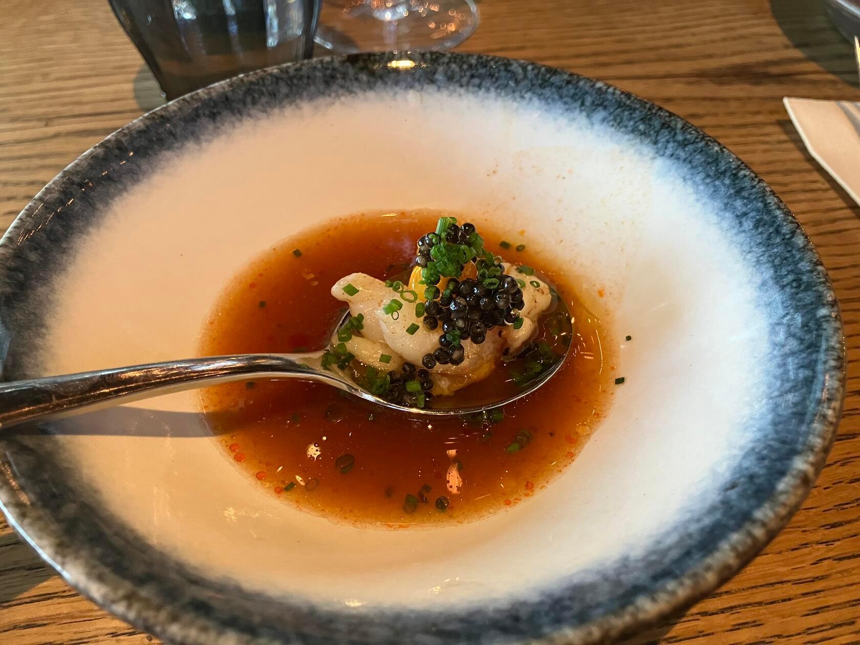 Das kleine Bed&Breakfast mit Café und Restaurant wurde nicht nur teilweise von seinen beiden Inhabern erbaut, die beiden stehen auch selbst in der Küche und kochen dort Fleisch, Fisch und weiteres über echtem Feuer.