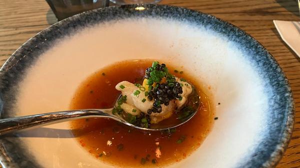 Das kleine Bed&Breakfast mit Café und Restaurant wurde nicht nur teilweise von seinen beiden Inhabern erbaut, die beiden stehen auch selbst in der Küche und kochen dort Fleisch, Fisch und weiteres über echtem Feuer.