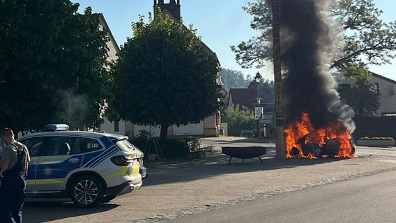 Autobrand in Möhren bei Treuchtlingen: Mercedes fängt urplötzlich Feuer