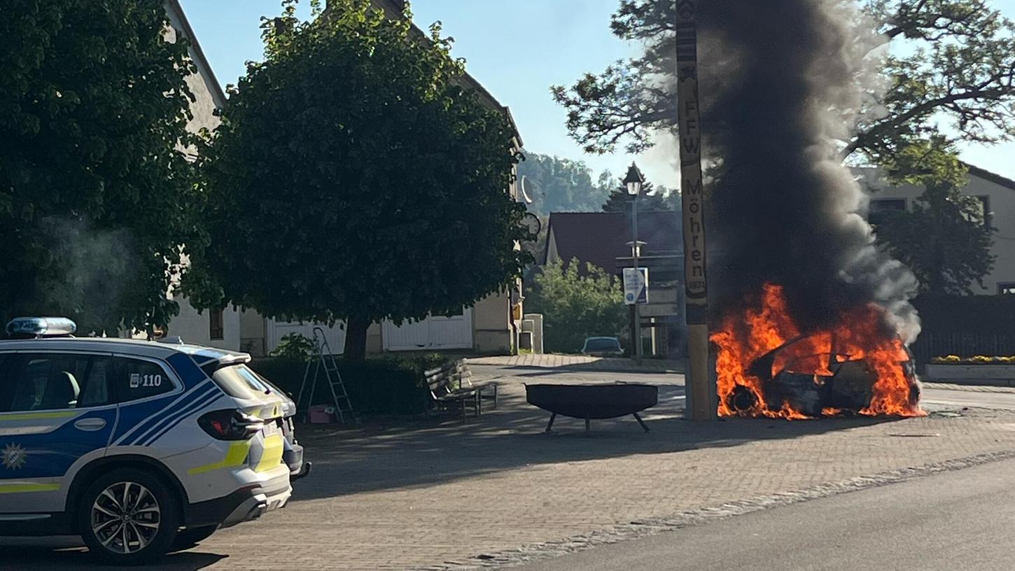 Mitten auf dem Marktplatz in Möhren bei Treuchtlingen hat ein abgestelltes Fahrzeug angefangen zu brennen. Mitten auf dem Marktplatz in Möhren bei Treuchtlingen hat ein abgestelltes Fahrzeug angefangen zu brennen.