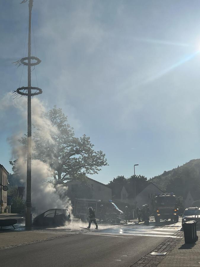 Die Einsatzkräfte der Feuerwehren löschten den Brand bei Treuchtlingen. Die Einsatzkräfte der Feuerwehren löschten den Brand bei Treuchtlingen.