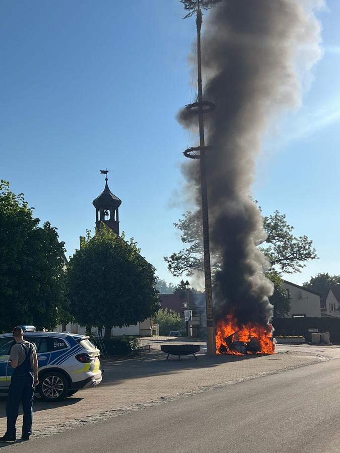 Ob der Maibaum auf dem Marktplatz nun abgebaut werden muss, ist noch unklar. Ob der Maibaum auf dem Marktplatz nun abgebaut werden muss, ist noch unklar.