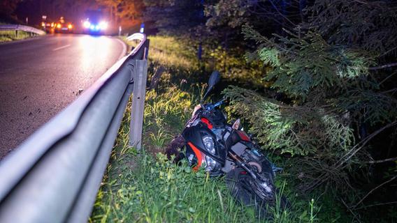 Kontrolle über Motorrad verloren: Biker schleudert in Leitplanke und wird lebensgefährlich verletzt
