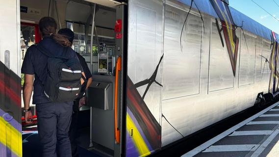Kunst oder Vandalismus? Regionalbahn am Nürnberger Hauptbahnhof komplett in Silber